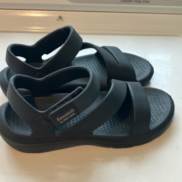 Essentials by Muk Luks black rubber sandals Velcro size 7-8 women’s - Picture 2 of 8
